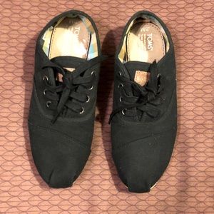 Toms lace up canvas shoes